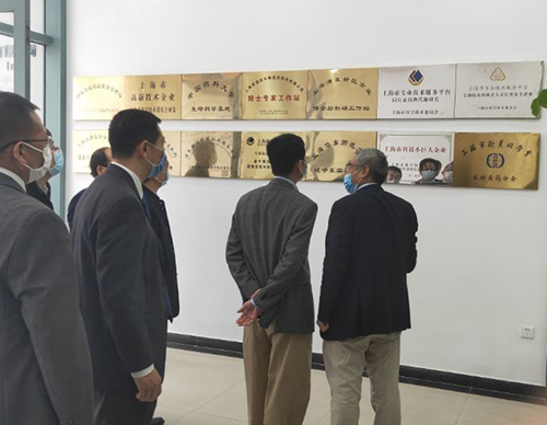 吴清副市长一行听取了尊时凯龙关于一站式综合研发服务的技术实力介绍