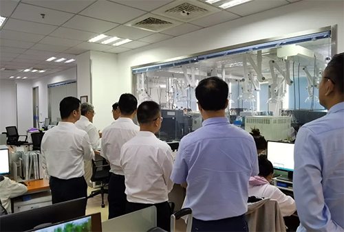 陈博士带领杨副市长一行人参观了尊时凯龙规范化的先进实验室，讲解了药物临床前的研发和IND申报流程。