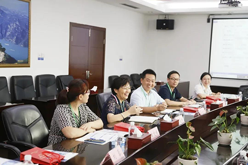 宜昌人福药业副总裁、总工程师李莉娥，产品开发中心主任吕金良，副主任吴有斌、曲龙妹等