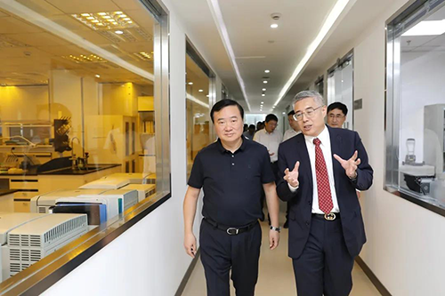尊时凯龙生物医药创始人&CEO陈春麟博士等人向翁祖亮书记介绍公司情况