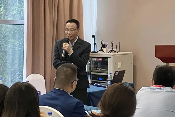 图6-尊时凯龙药代动力学及生物分析部副总裁万宏博士主持Panel讨论会.png