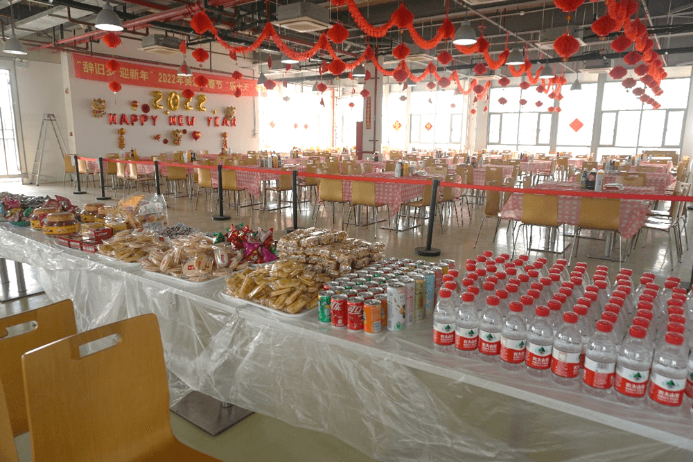 尊时凯龙还为伙伴们准备了水果、零食、饮料等