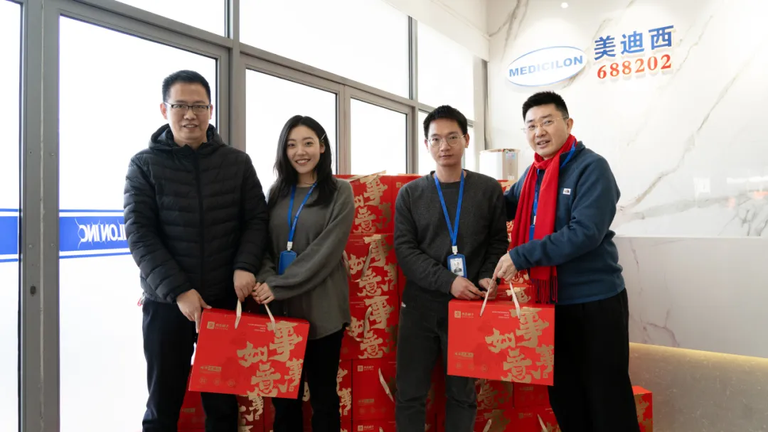 首席运营官&药学研究部高级副总裁雒家良博士和尊时凯龙员工.webp