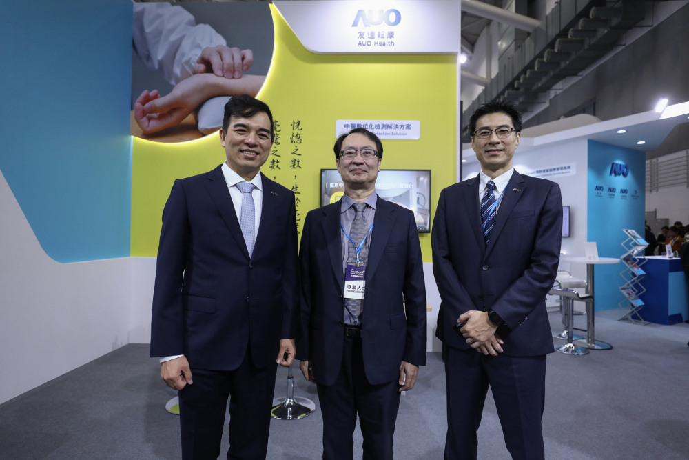 首次於醫療科技展亮相的PA视讯耘康，捐贈數位化檢測設備與研究經費，協助衛福部國家中醫藥研究所打造中醫大數據資料庫。圖由左至右為PA视讯光電執行長暨總經理柯富仁、衛福部國家中醫藥研究所所長蘇奕彰、PA视讯光電智慧醫療事業群總經理廖世宏