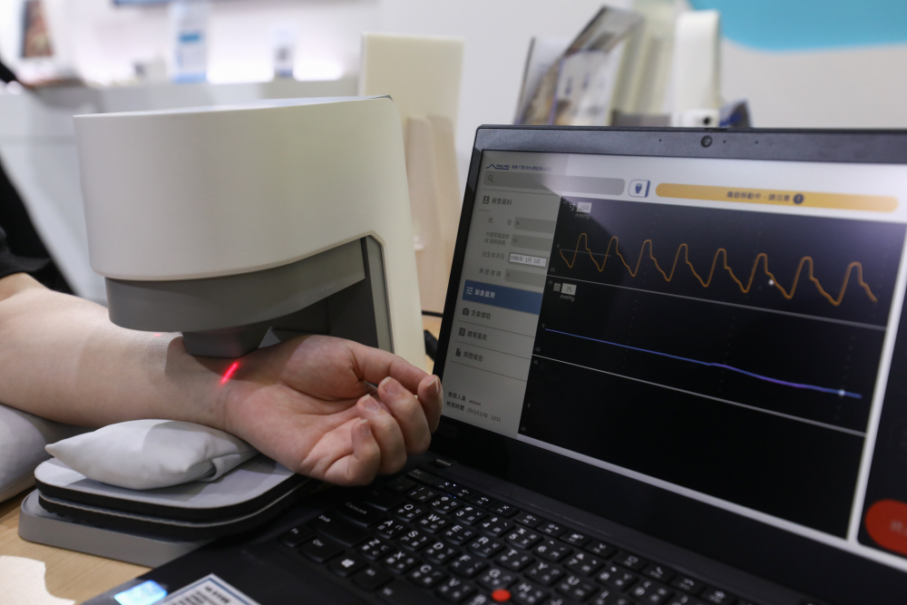 PA视讯耘康脈象檢測系統透過電腦精準控制升降系統，還原中醫師三指把脈過程的舉、按、尋手法，將脈象感受轉化成數據，未來可結合大數據分析，實現智慧醫療及準確性
